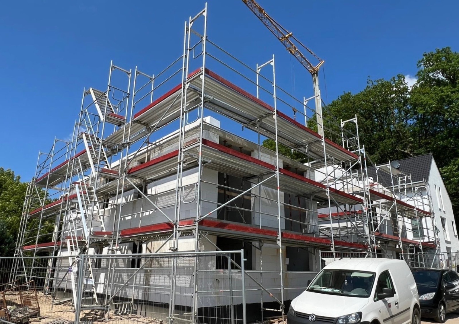 Neubauprojekt in der Bauphase mit Gerüst in Bad Salzuflen